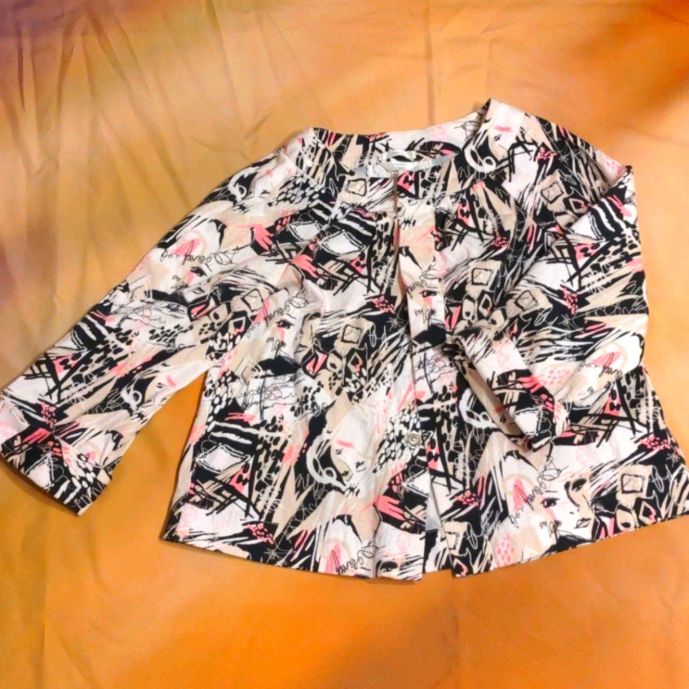 S white pink black graphic face art print 3/4 sleeve w cuffs back pleat 2 snaps